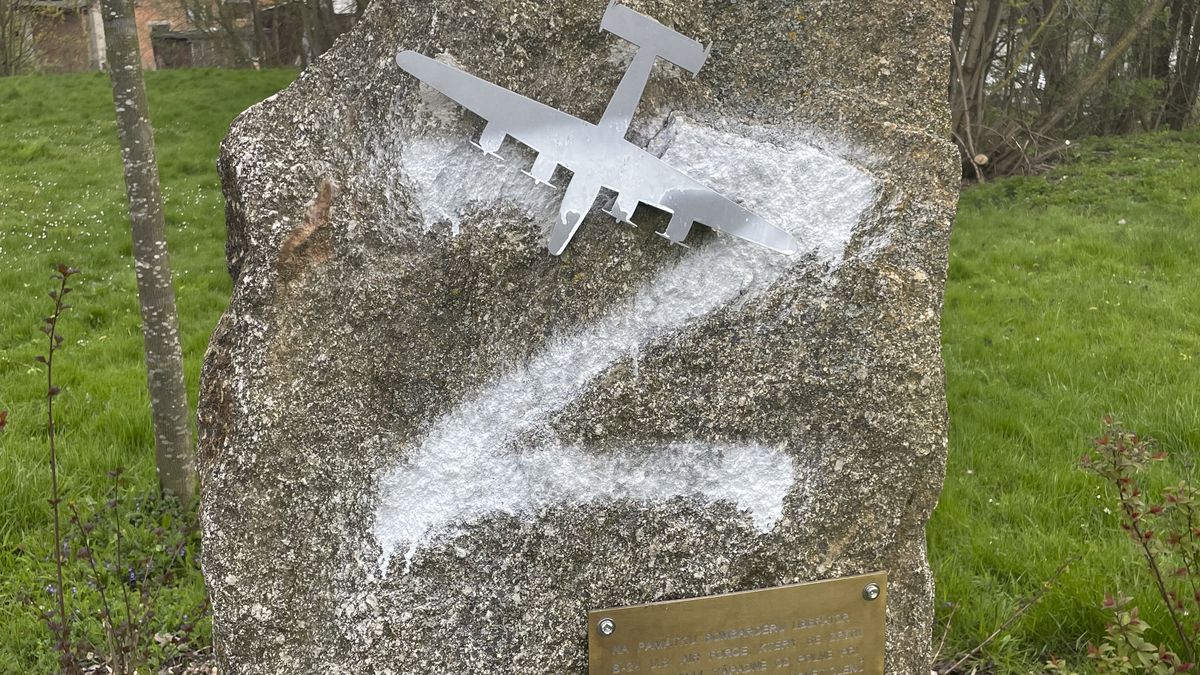 Na pomník na Jihlavsku někdo nastříkal písmeno Z